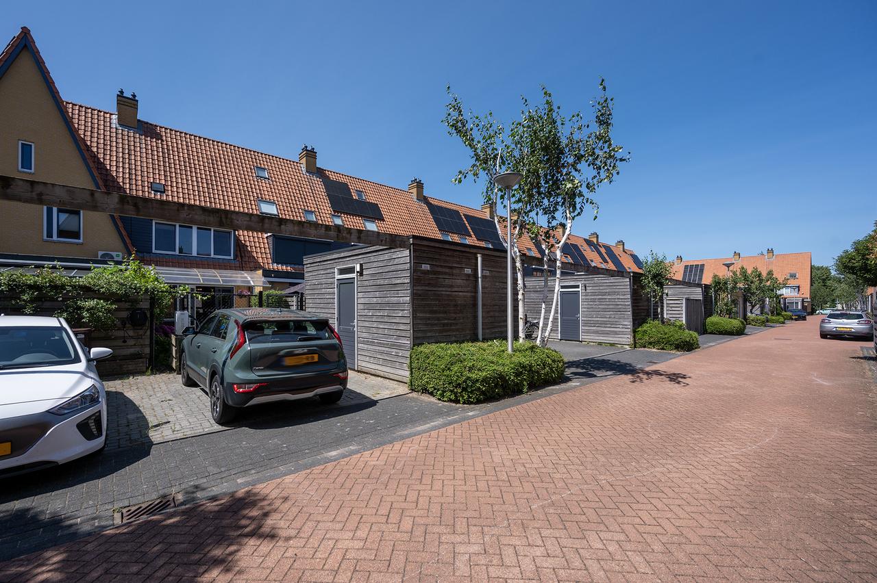 Spacious Family Home with Garden in Veldhuizen - Image 27