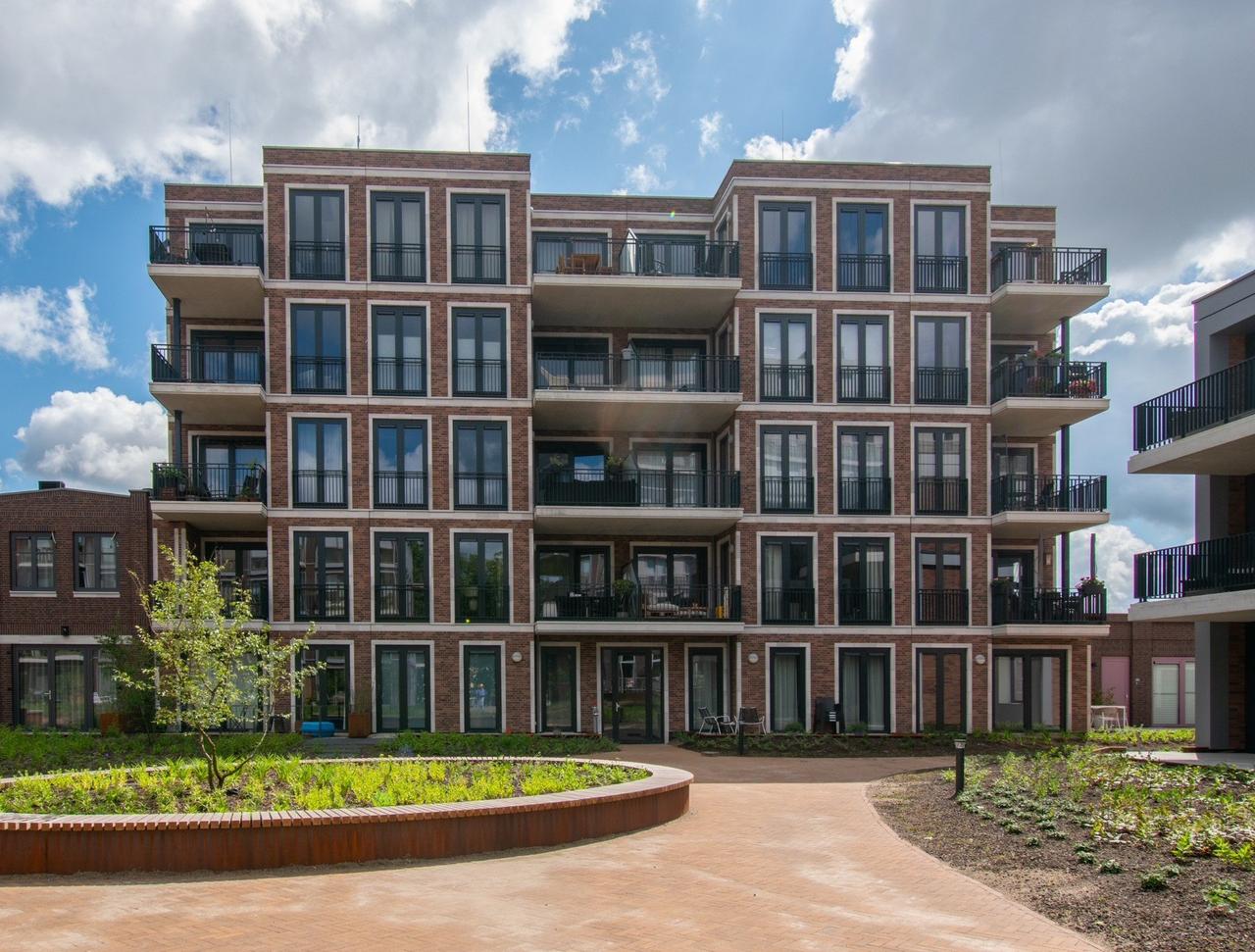 Balkon aan het water in hartje Helmond - Afbeelding 1