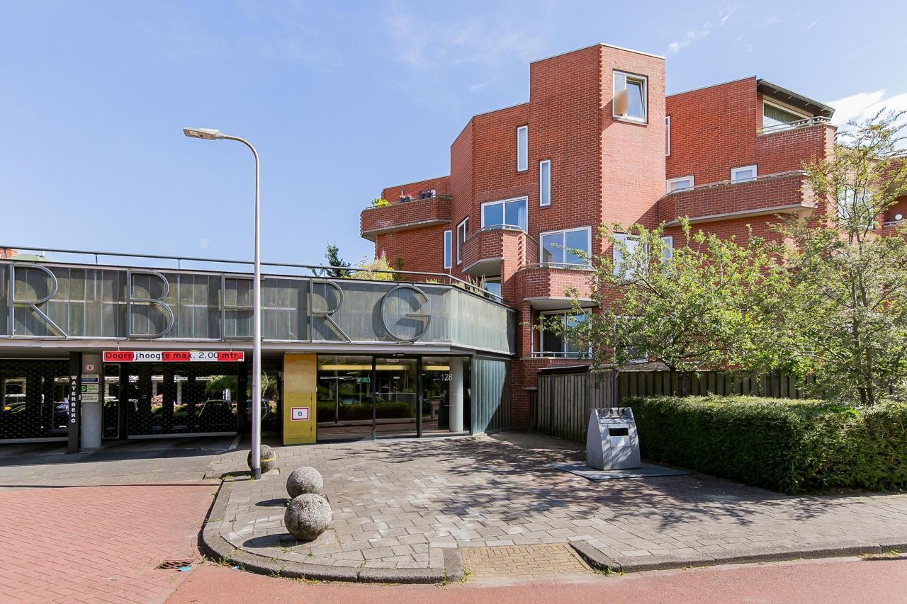 Immediately Available 4-Room Apartment with Balcony - Image 1