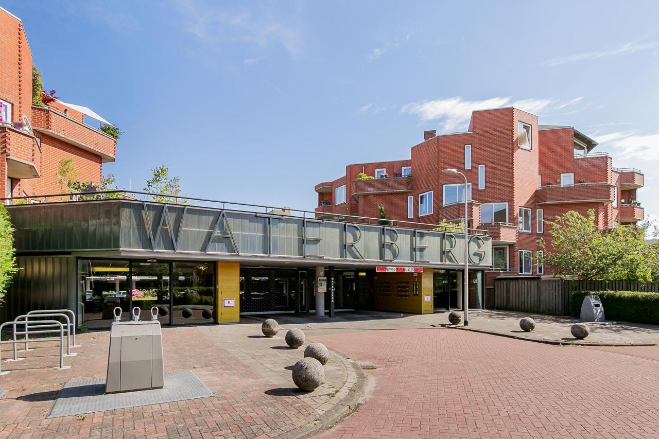 Immediately Available 4-Room Apartment with Balcony - Image 2