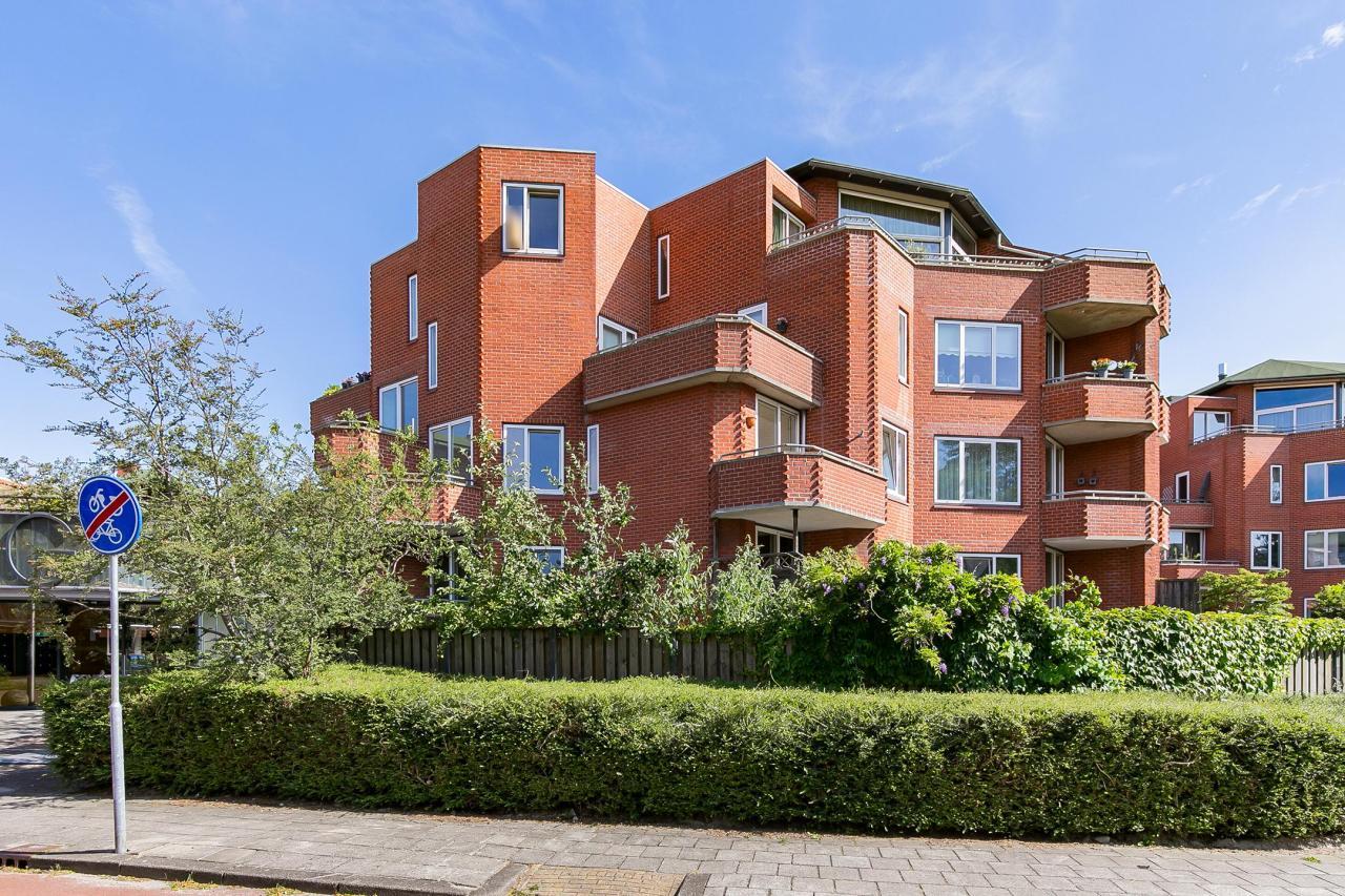 Immediately Available 4-Room Apartment with Balcony - Image 3