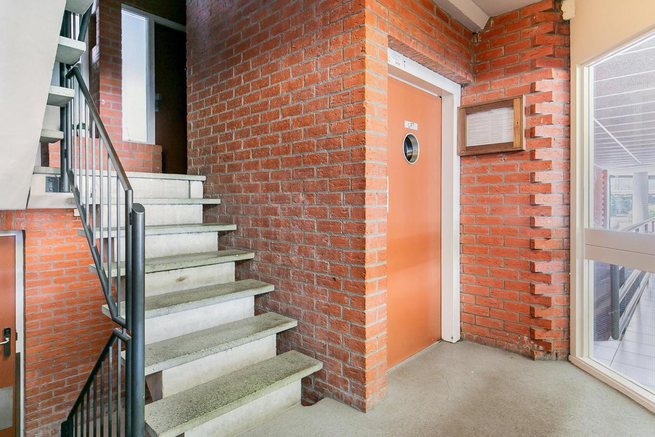 Immediately Available 4-Room Apartment with Balcony - Image 5