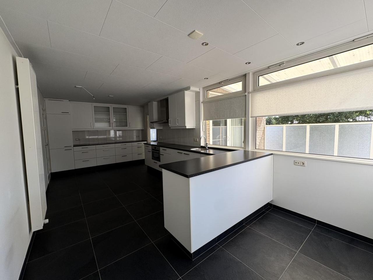 170 m² of living space with large roof terrace in Ospel - Image 7