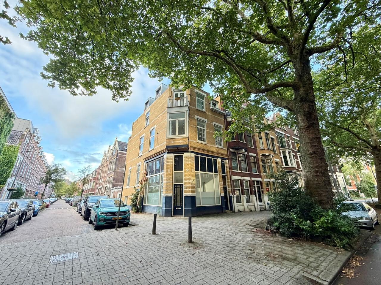 129 m² and five bedrooms in Rotterdam North - Image 1