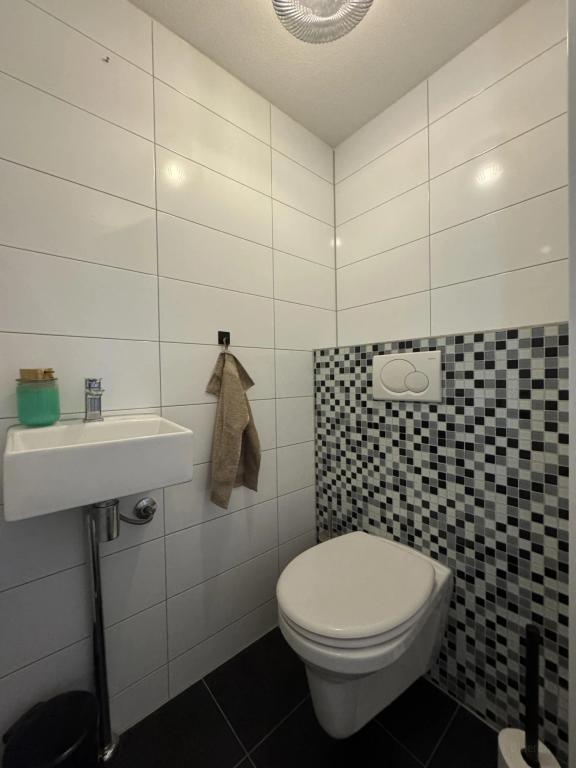 For Rent on Vierambachtsstraat, Rotterdam - Image 12