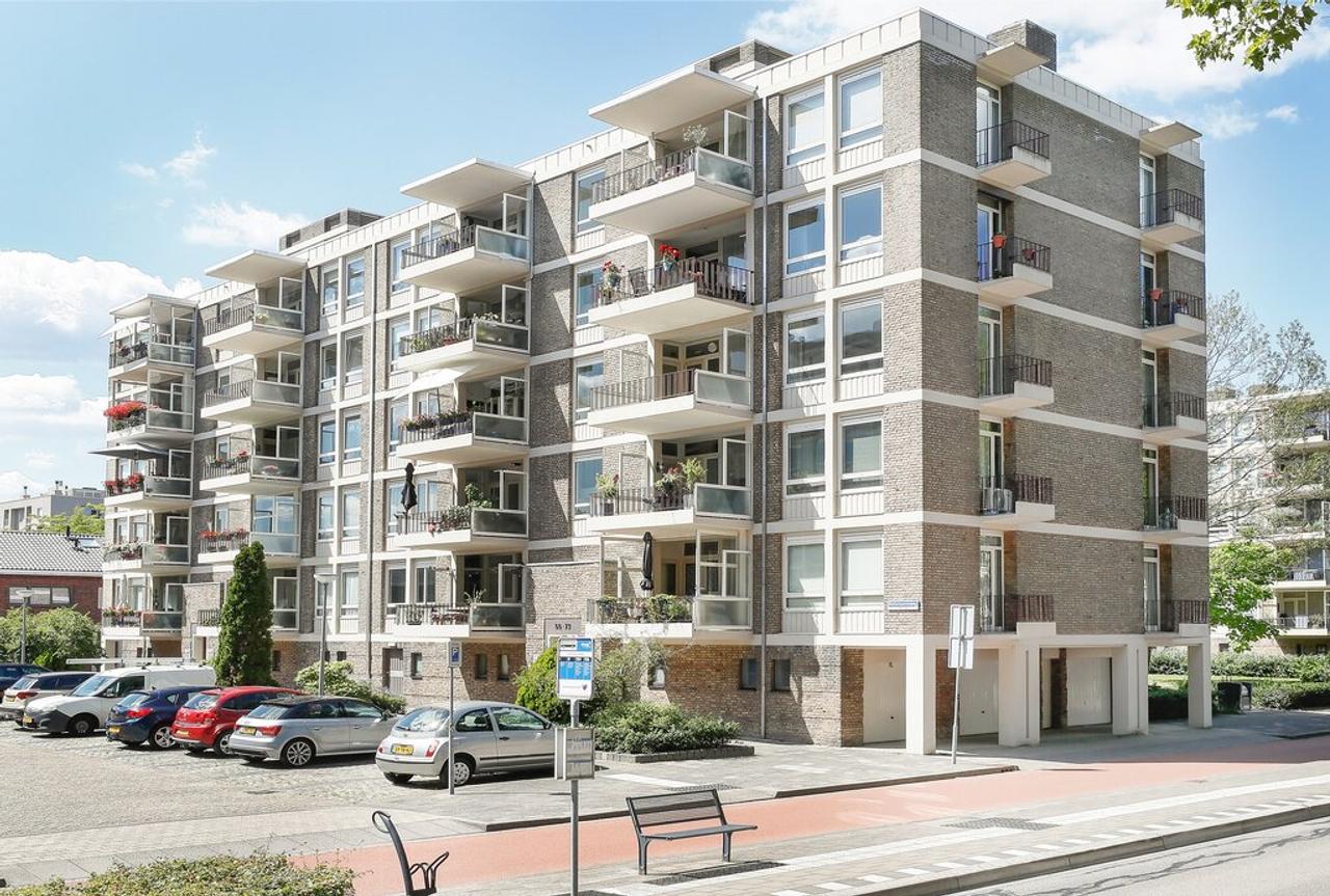 96 m² met drie kamers en zonnige balkons - Afbeelding 1