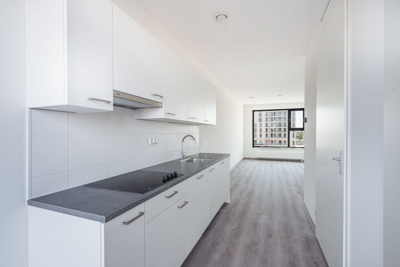 Bright 29 m² studio with fully equipped kitchen - Image 13