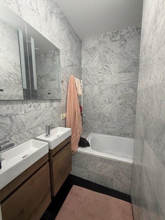 Sunny Balcony & 2 Bedrooms in Oud-West - Image 9
