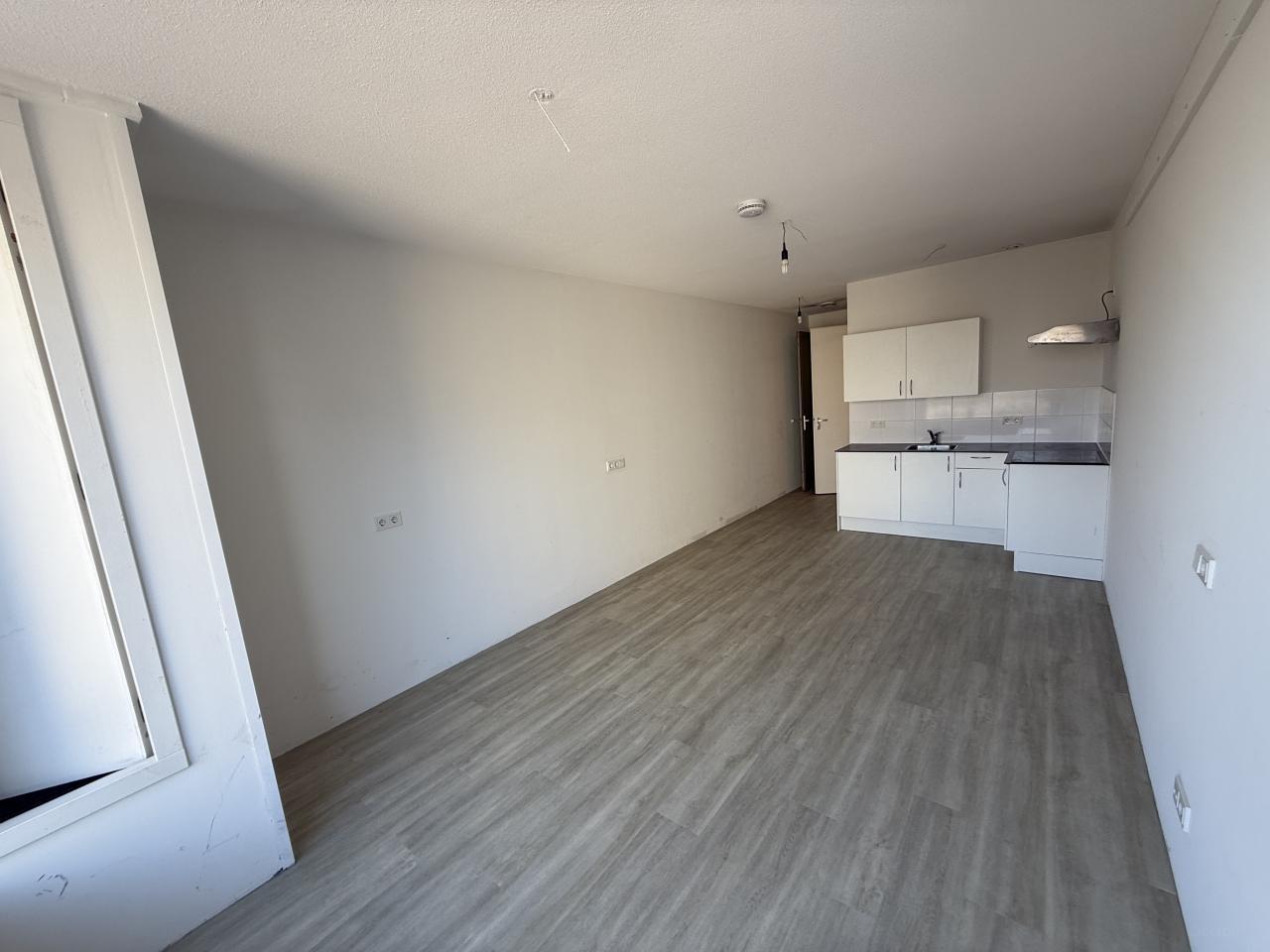 Compact 28 m² studio in Nieuw-West - Image 10