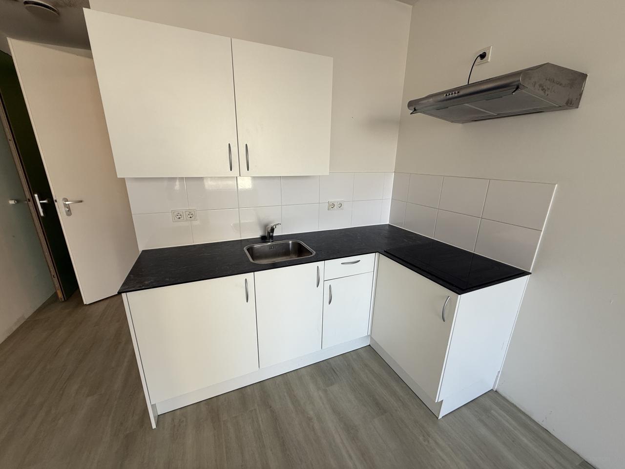 Compact 28 m² studio in Nieuw-West - Image 11