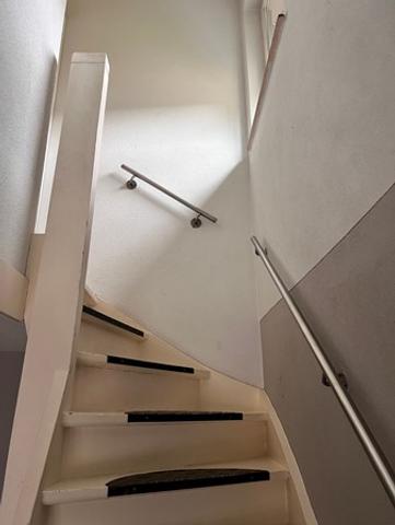 Upper-floor apartment with 2 bedrooms and AC - Image 2