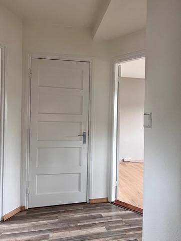 Upper-floor apartment with 2 bedrooms and AC - Image 3