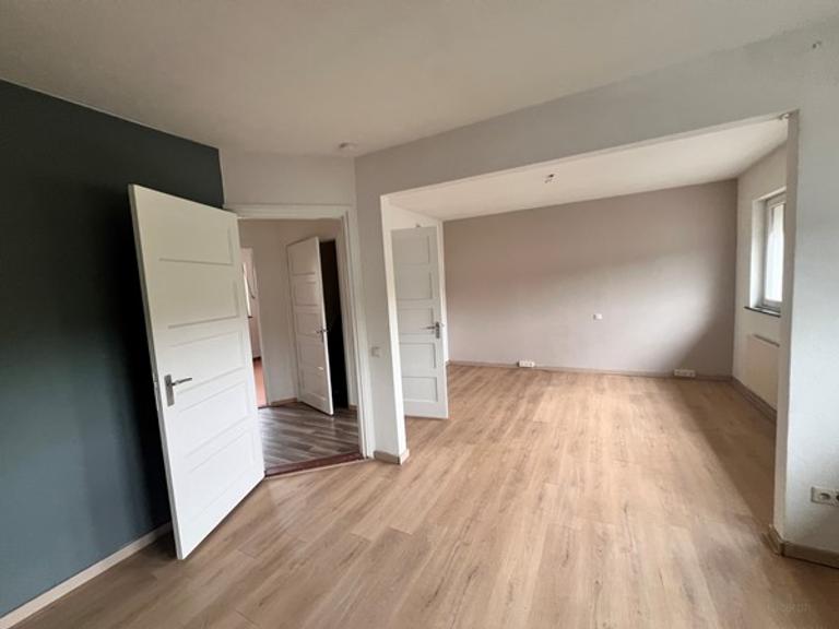 Upper-floor apartment with 2 bedrooms and AC - Image 4