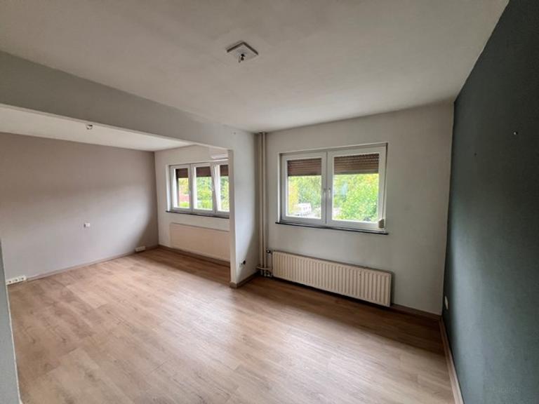 Upper-floor apartment with 2 bedrooms and AC - Image 5