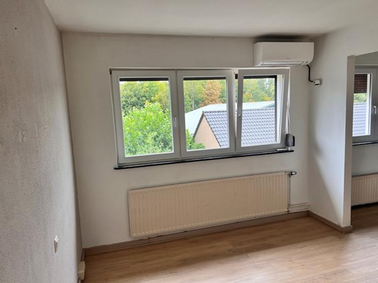 Upper-floor apartment with 2 bedrooms and AC - Image 6