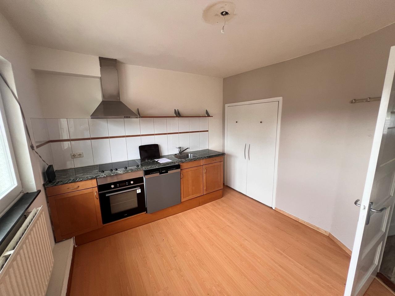 Upper-floor apartment with 2 bedrooms and AC - Image 8