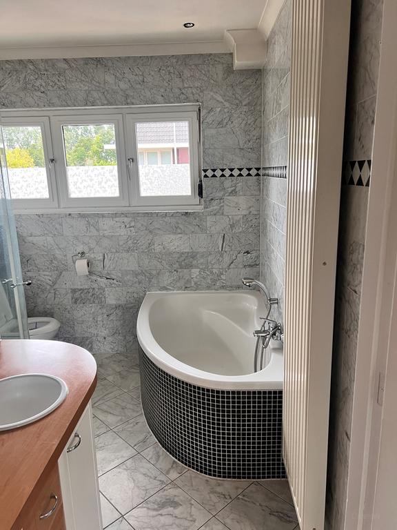 Upper-floor apartment with 2 bedrooms and AC - Image 9