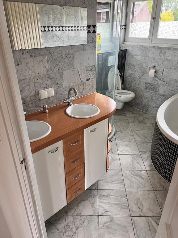 Upper-floor apartment with 2 bedrooms and AC - Image 10