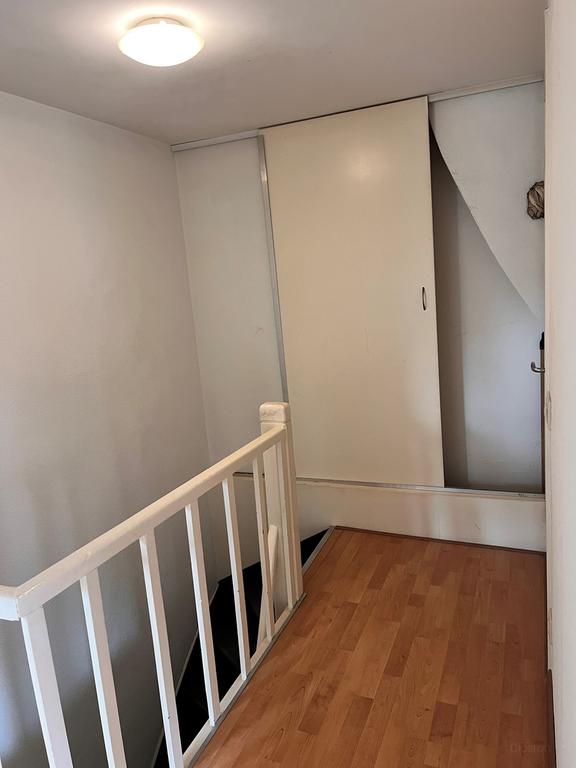 Upper-floor apartment with 2 bedrooms and AC - Image 12