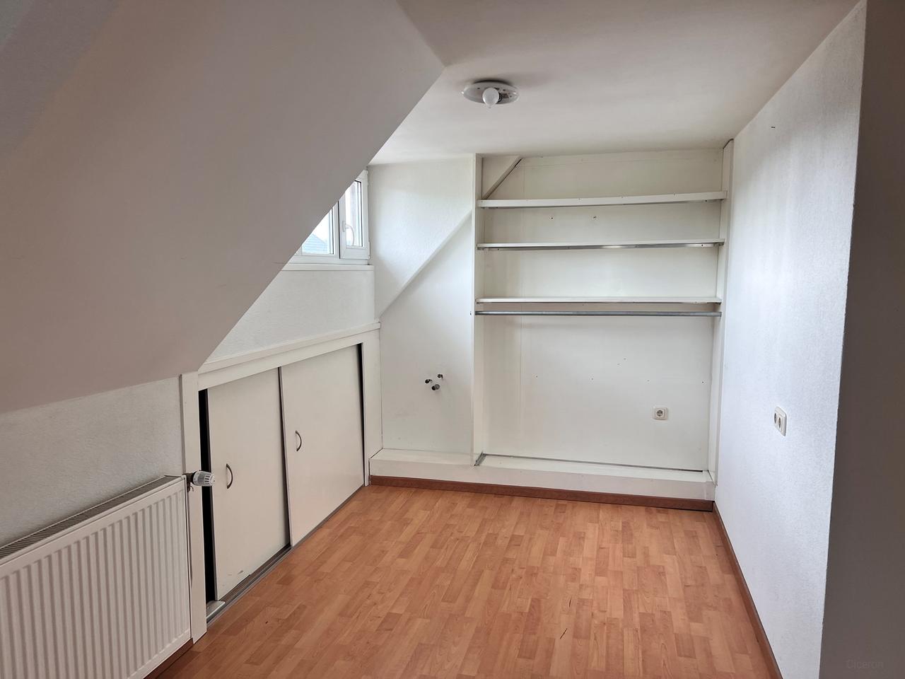 Upper-floor apartment with 2 bedrooms and AC - Image 13