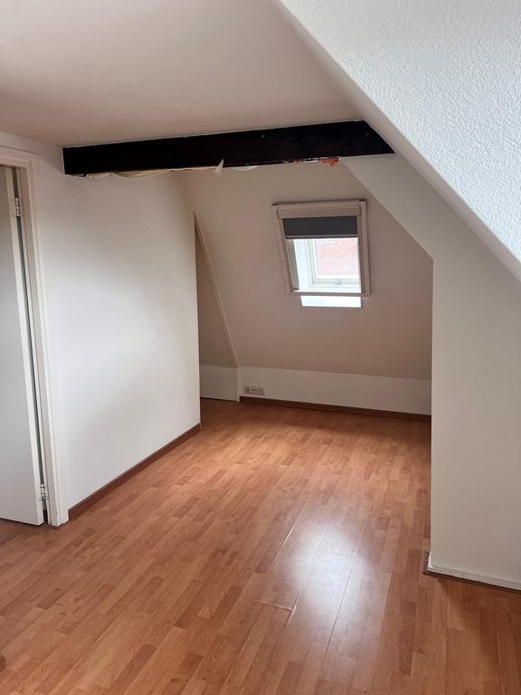 Upper-floor apartment with 2 bedrooms and AC - Image 14