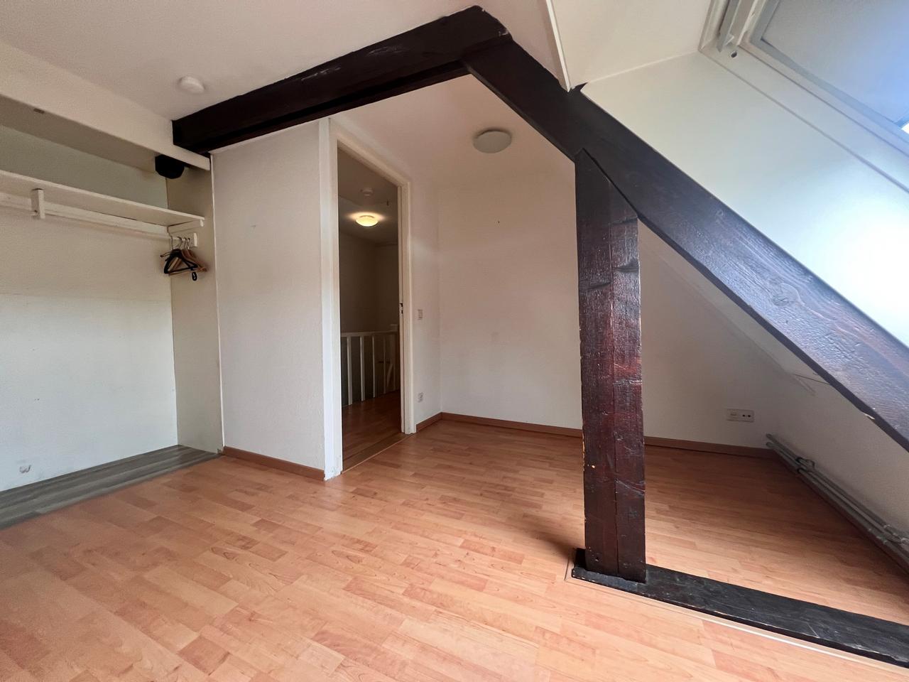 Upper-floor apartment with 2 bedrooms and AC - Image 15