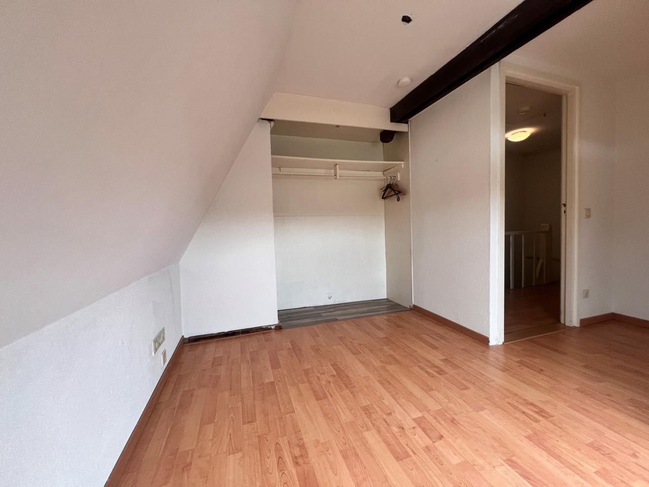 Upper-floor apartment with 2 bedrooms and AC - Image 16