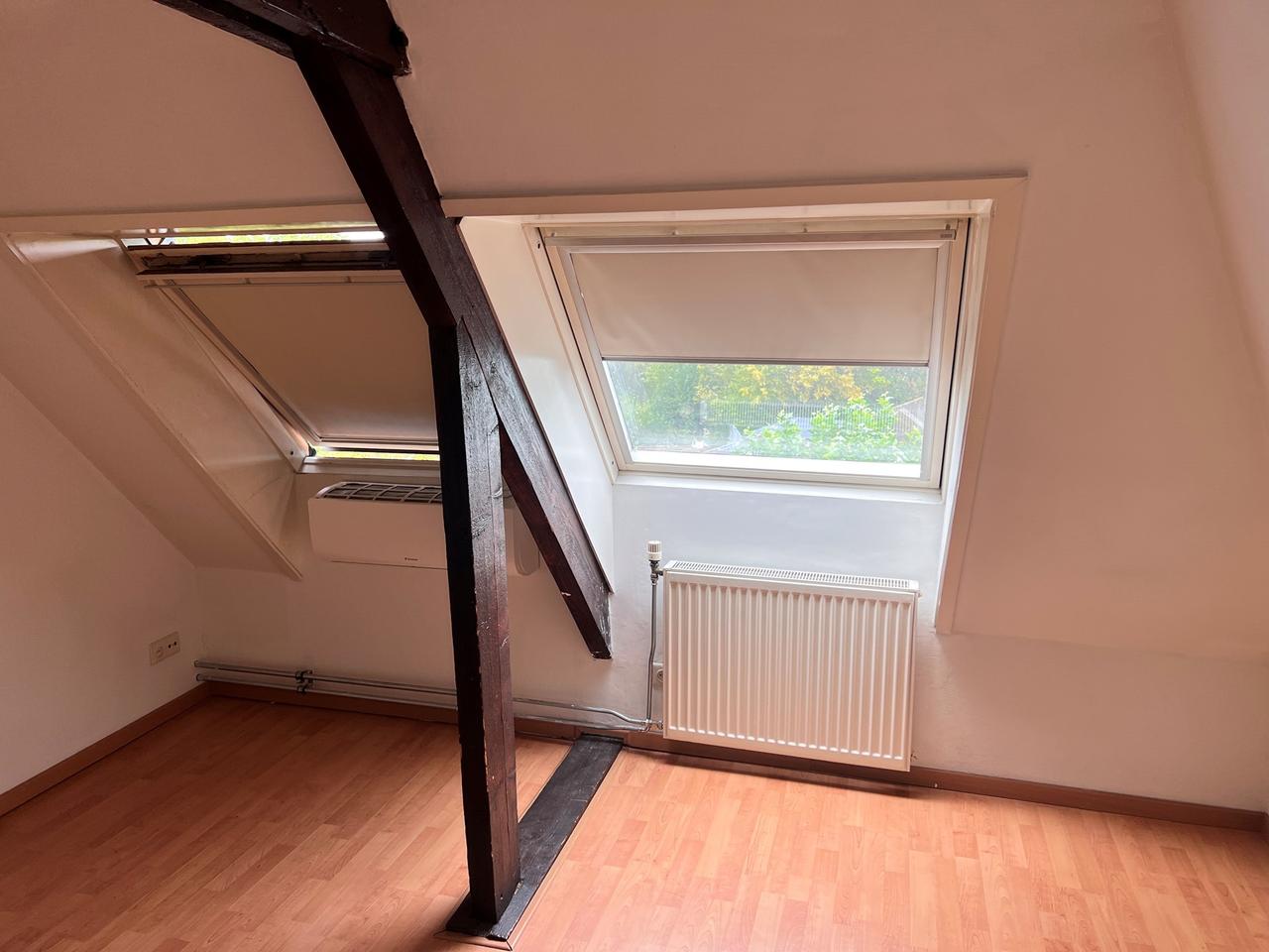Upper-floor apartment with 2 bedrooms and AC - Image 17
