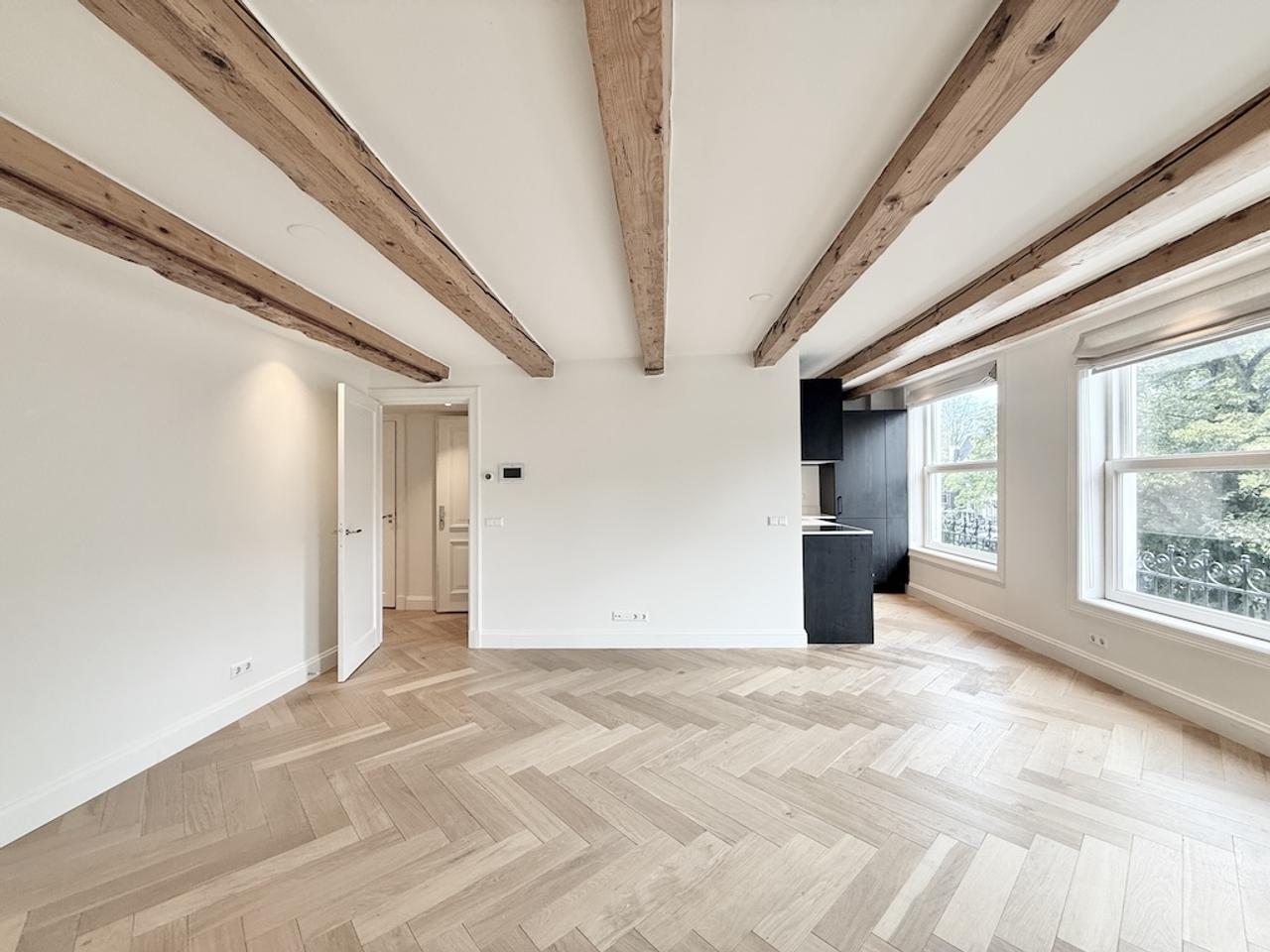 Two-Bedroom Apartment with Balcony on Keizersgracht - Image 1