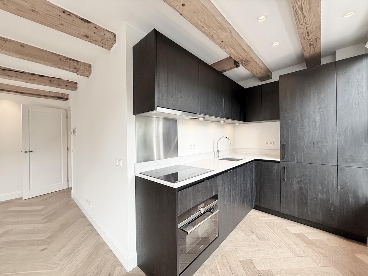 Two-Bedroom Apartment with Balcony on Keizersgracht - Image 6