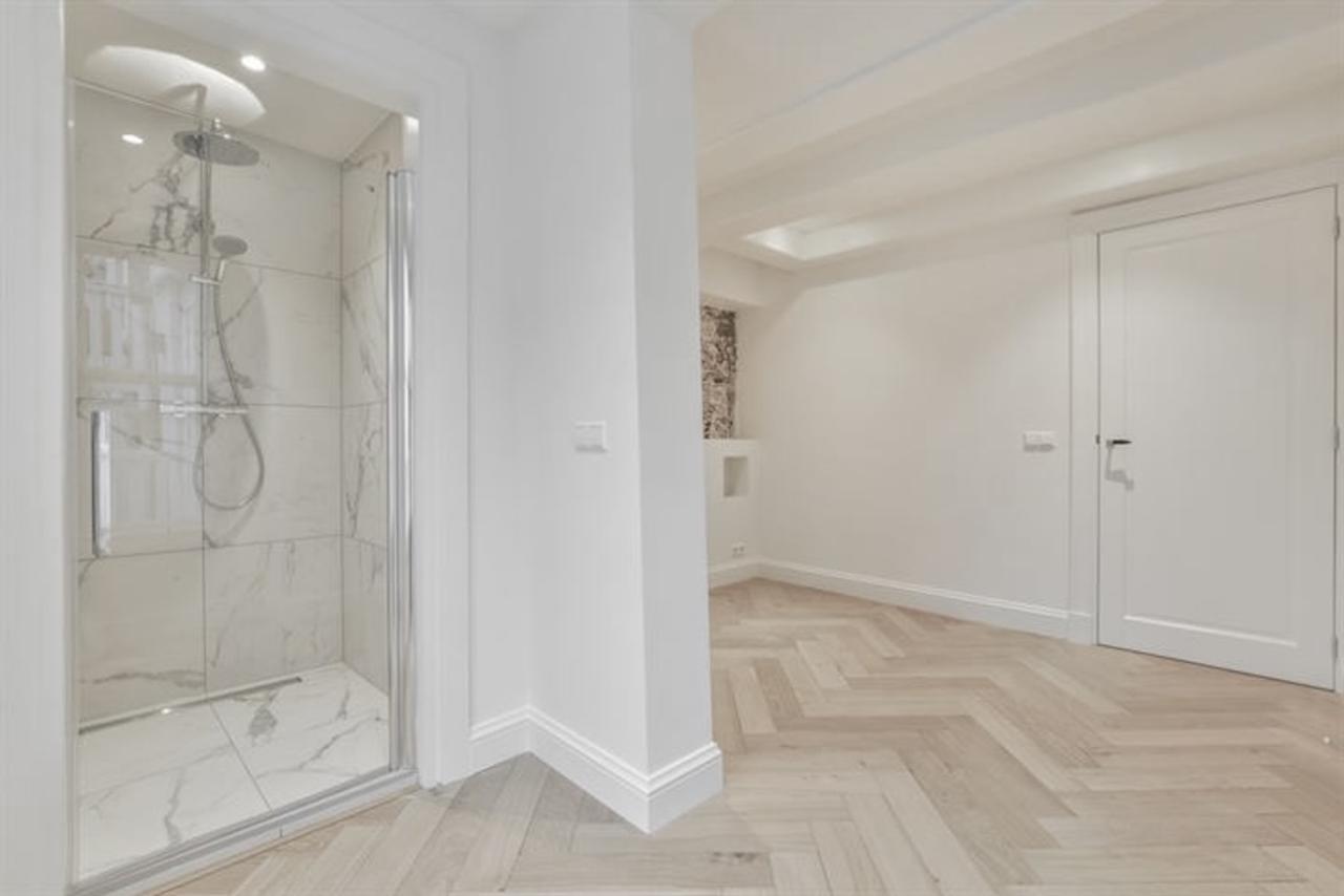 Two-Bedroom Apartment with Balcony on Keizersgracht - Image 8