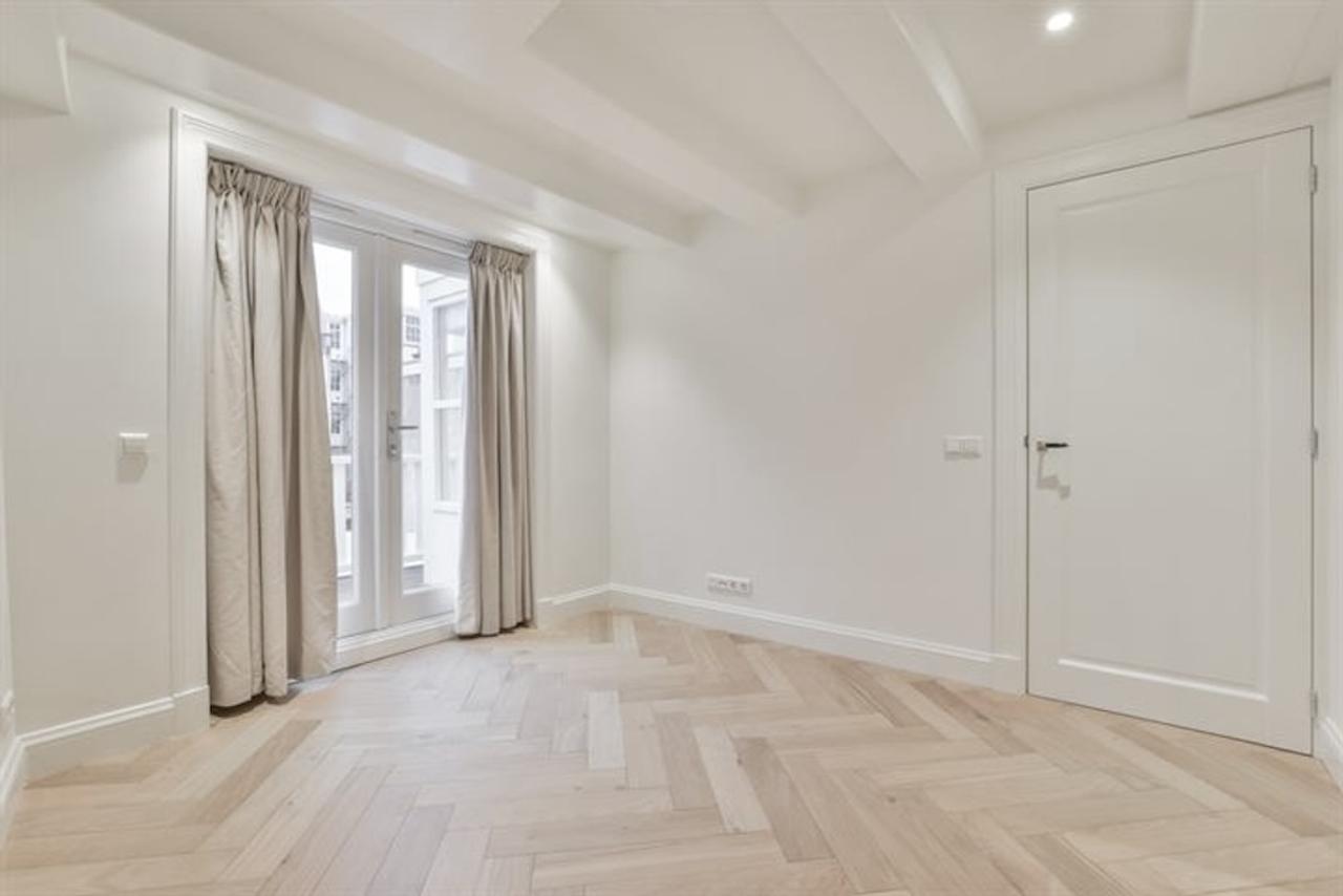 Two-Bedroom Apartment with Balcony on Keizersgracht - Image 9