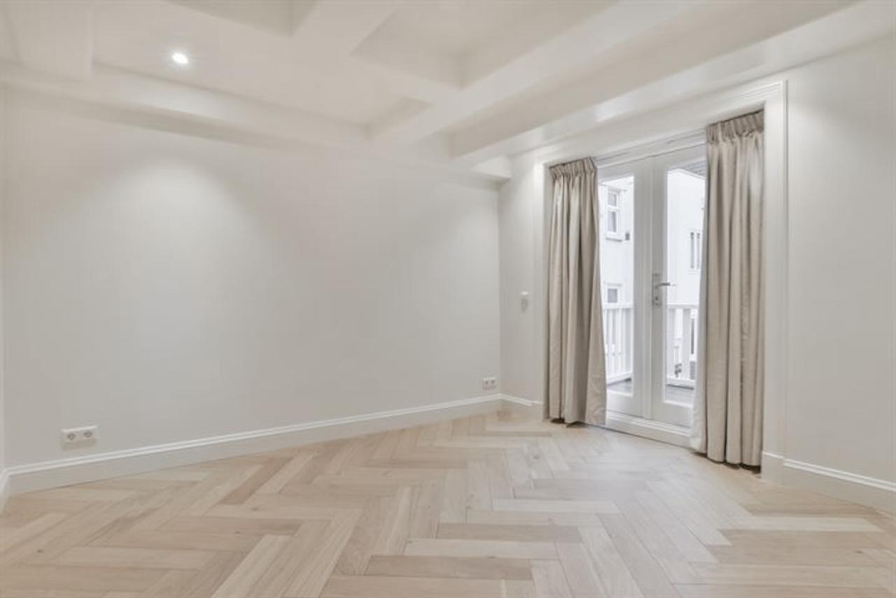 Two-Bedroom Apartment with Balcony on Keizersgracht - Image 10