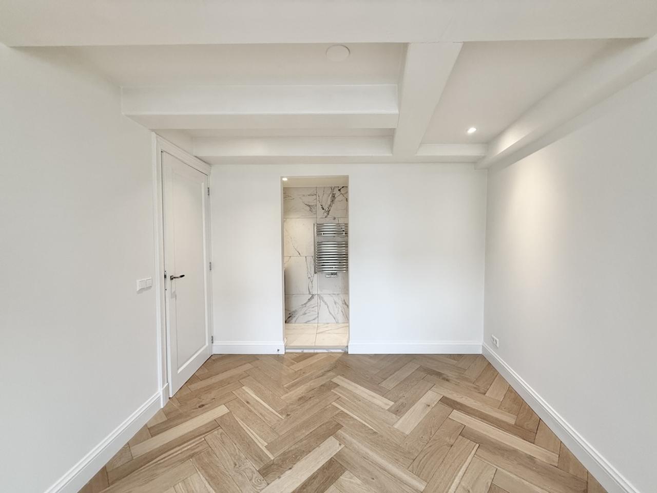 Two-Bedroom Apartment with Balcony on Keizersgracht - Image 11