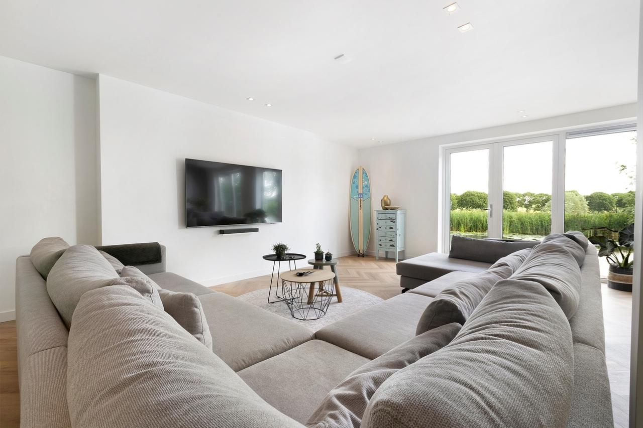 Detached Waterfront Living in Amsterdam - Image 2