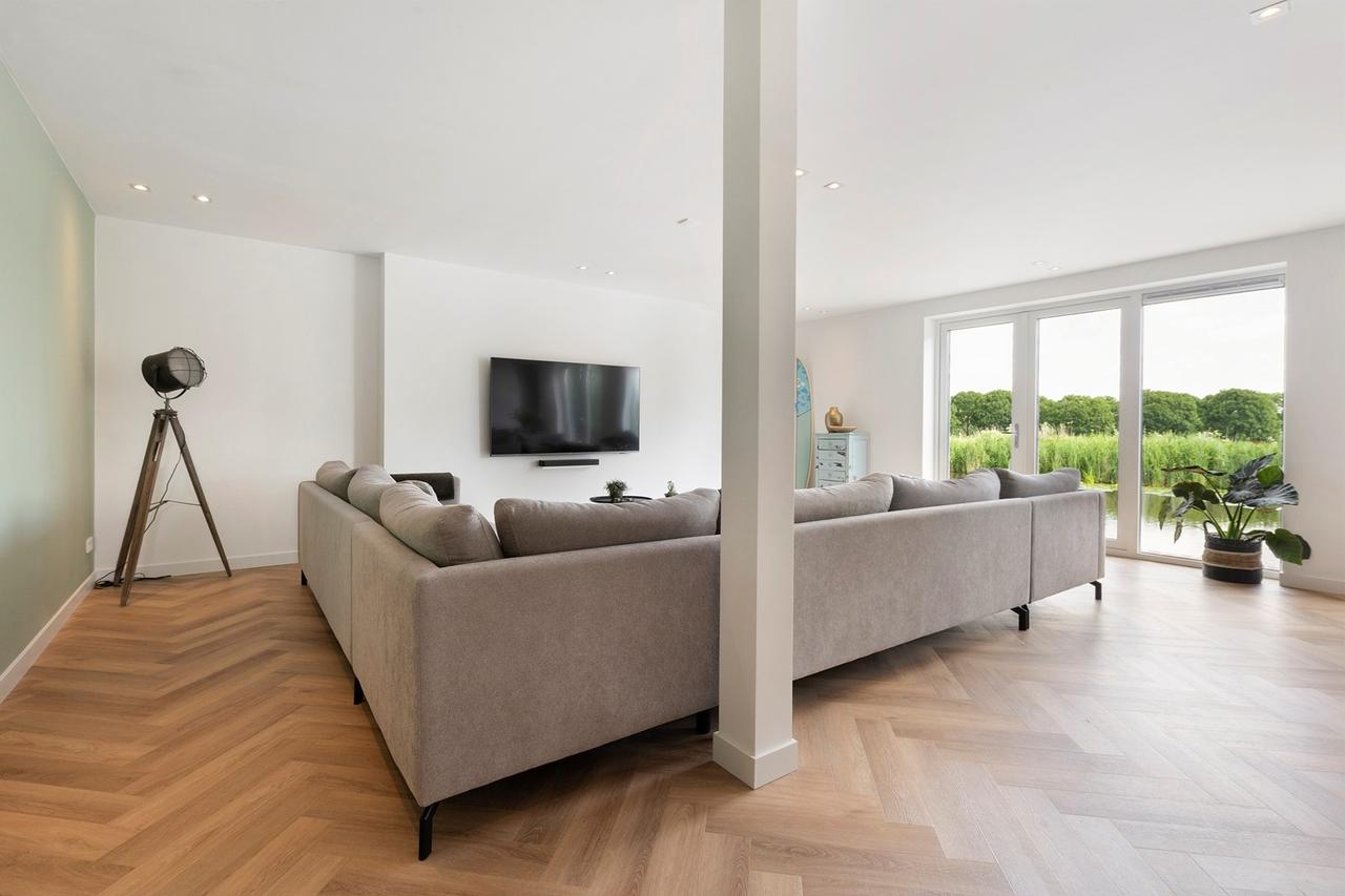 Detached Waterfront Living in Amsterdam - Image 3