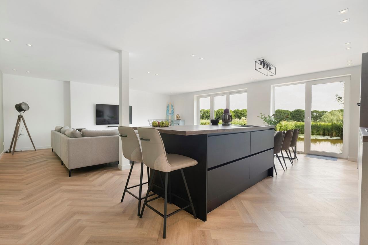 Detached Waterfront Living in Amsterdam - Image 5