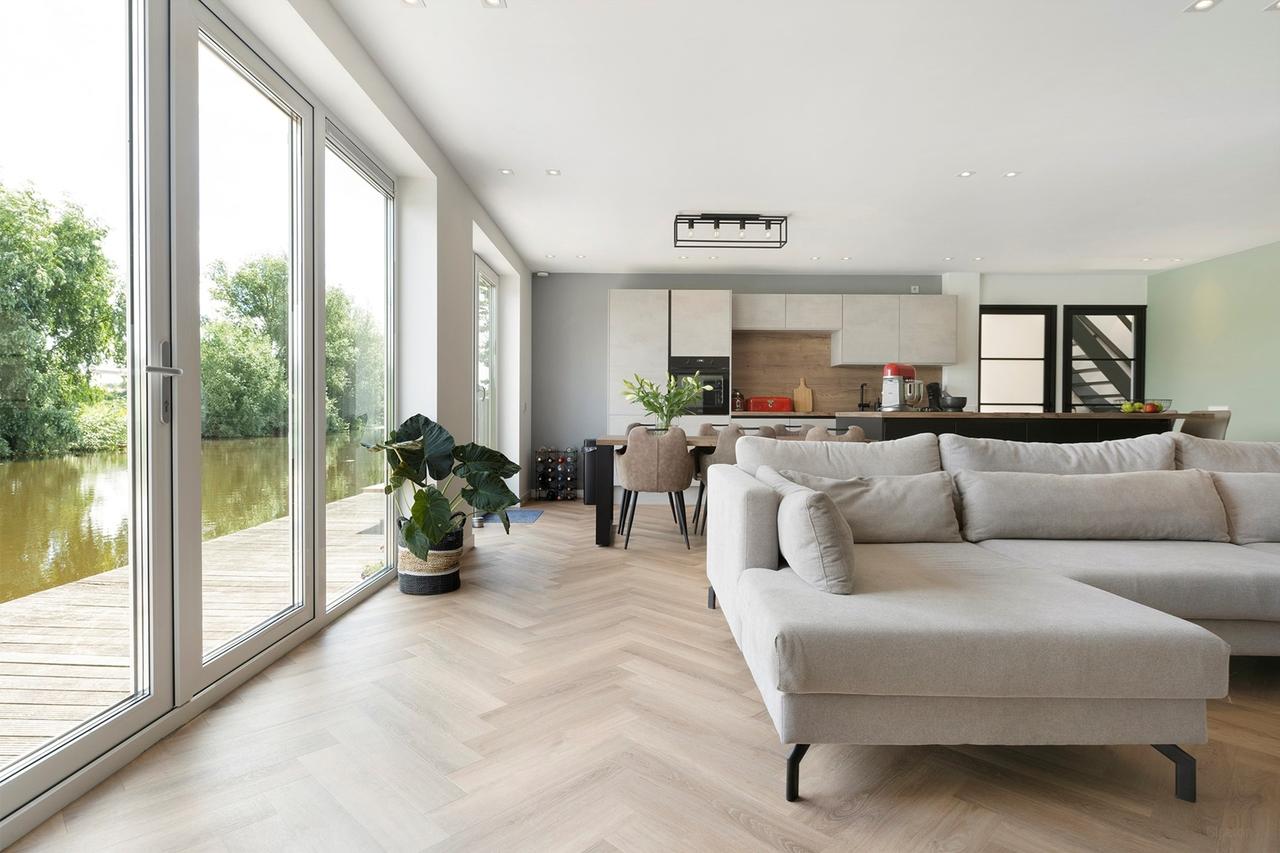 Detached Waterfront Living in Amsterdam - Image 10