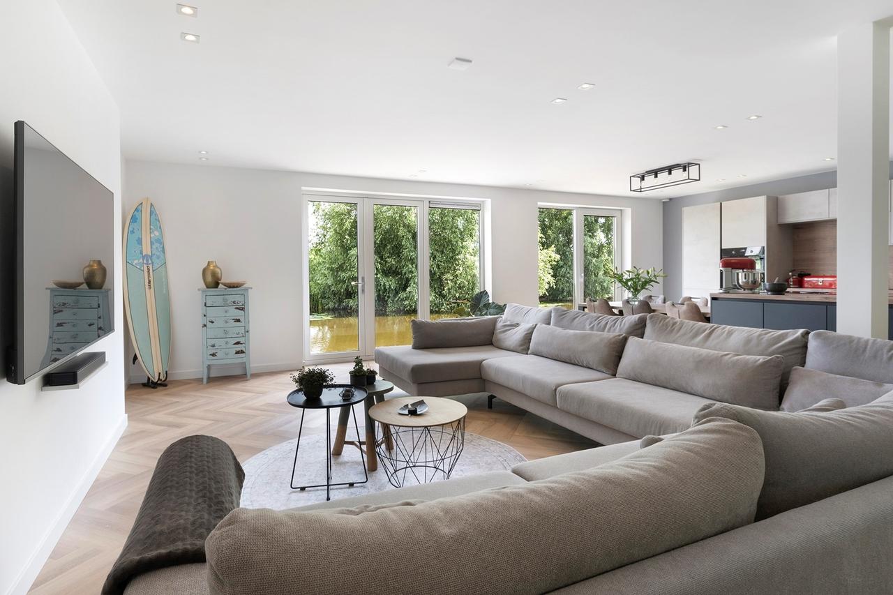 Detached Waterfront Living in Amsterdam - Image 11