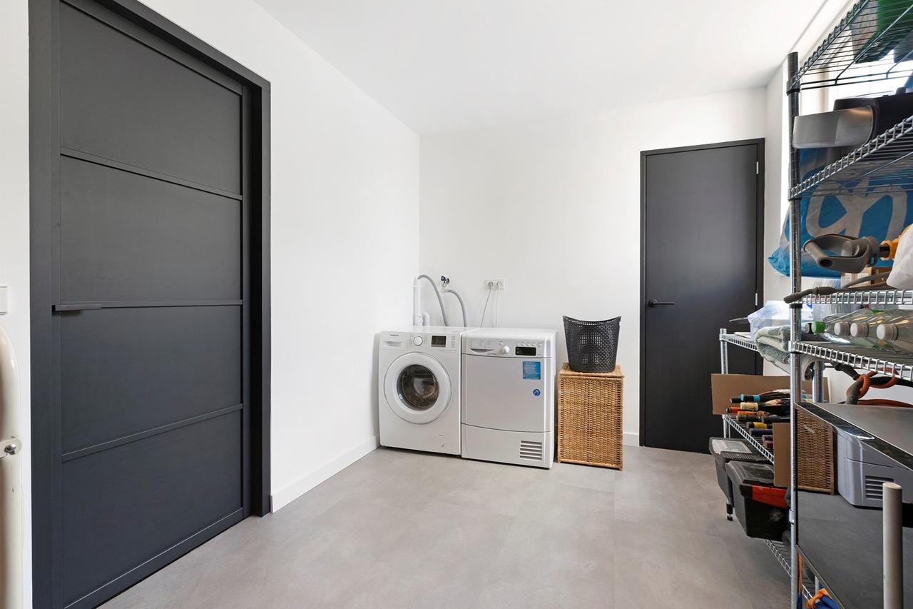 Detached Waterfront Living in Amsterdam - Image 15