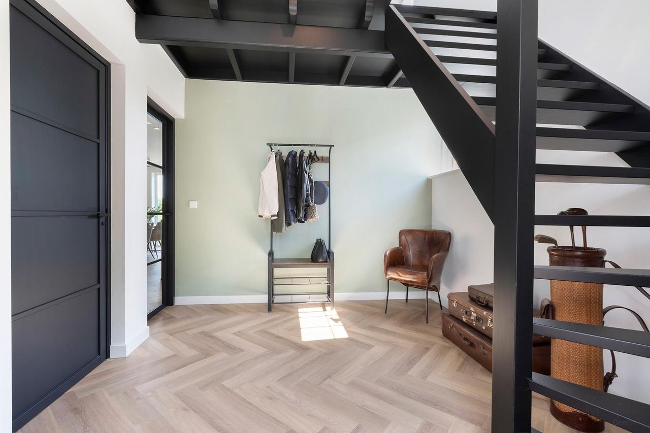 Detached Waterfront Living in Amsterdam - Image 17