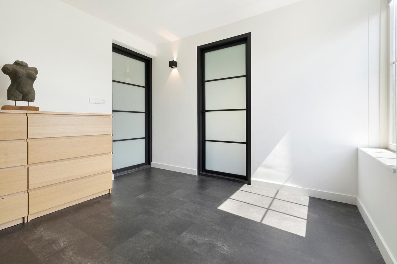 Detached Waterfront Living in Amsterdam - Image 21