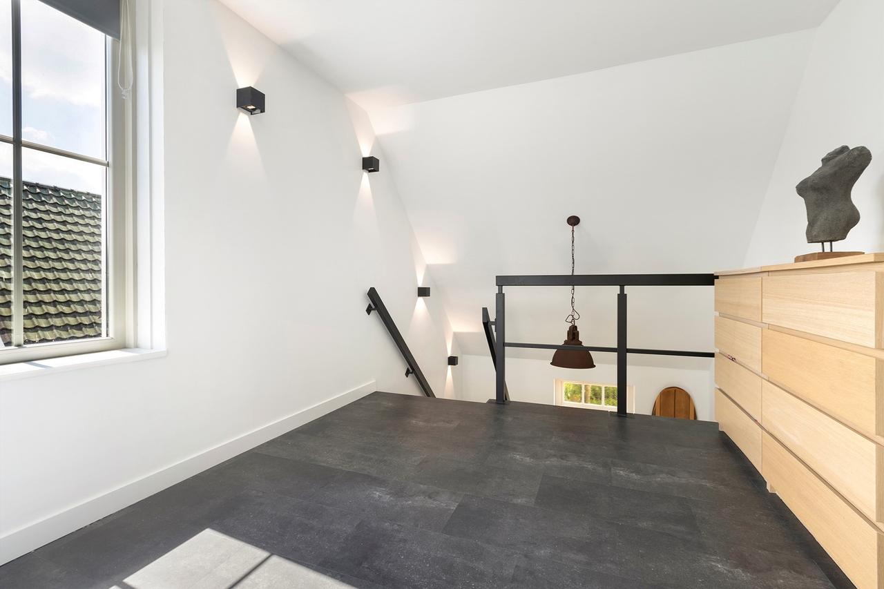 Detached Waterfront Living in Amsterdam - Image 22