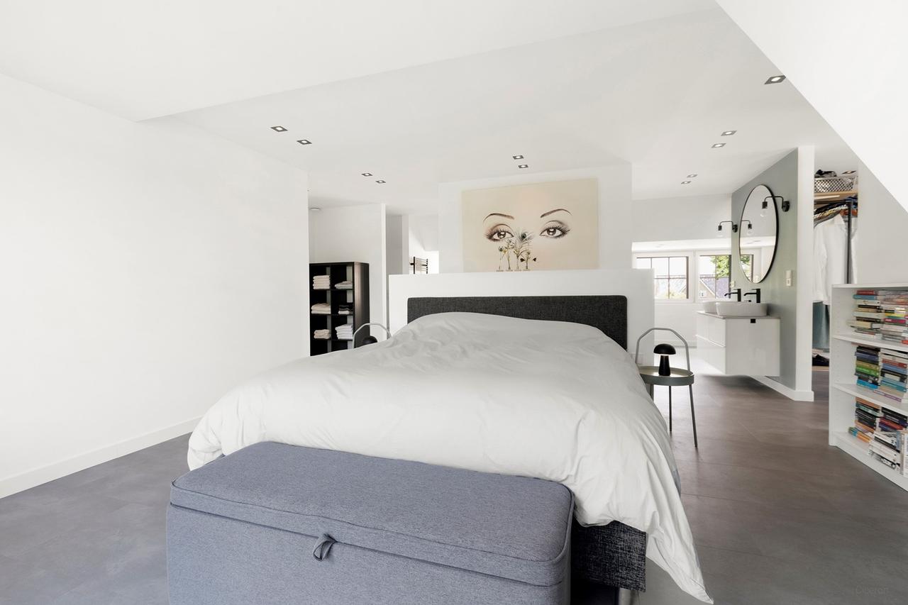 Detached Waterfront Living in Amsterdam - Image 30
