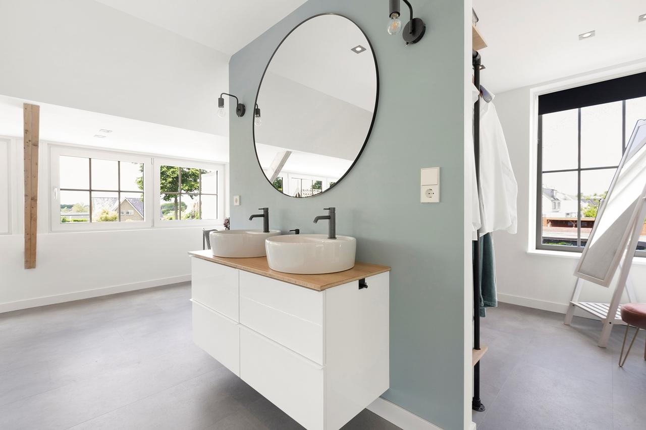 Detached Waterfront Living in Amsterdam - Image 31