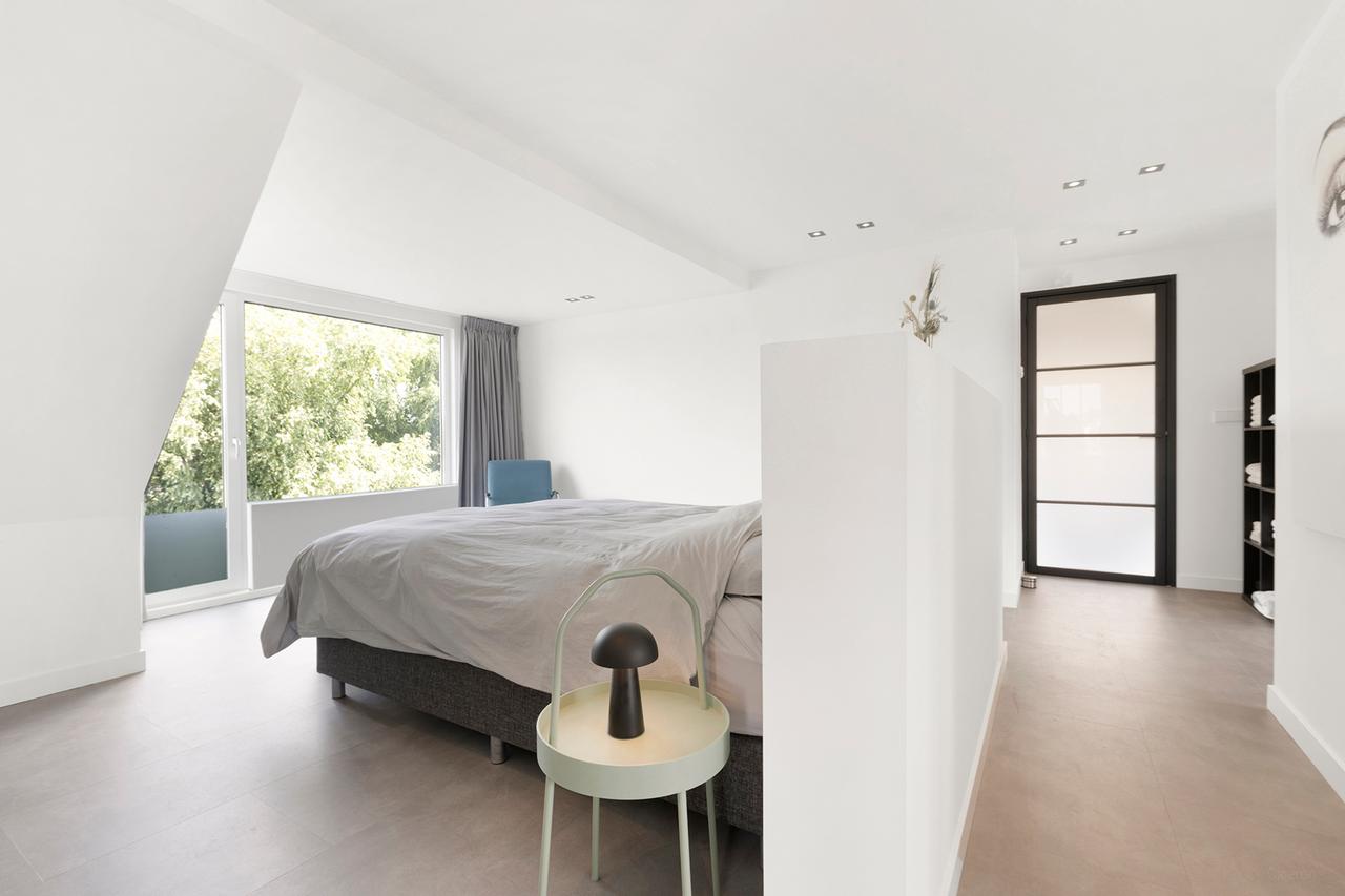 Detached Waterfront Living in Amsterdam - Image 32
