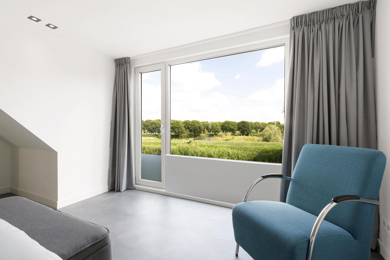 Detached Waterfront Living in Amsterdam - Image 33