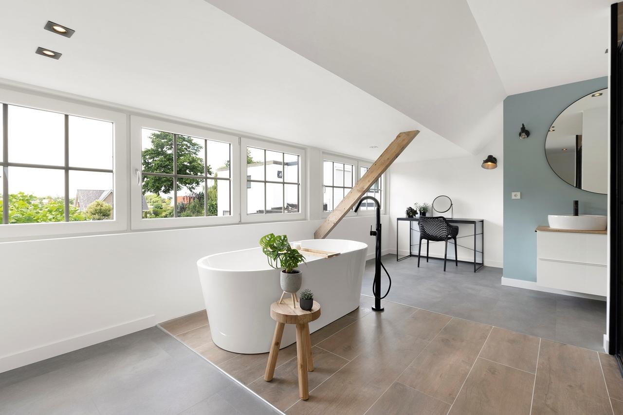 Detached Waterfront Living in Amsterdam - Image 35