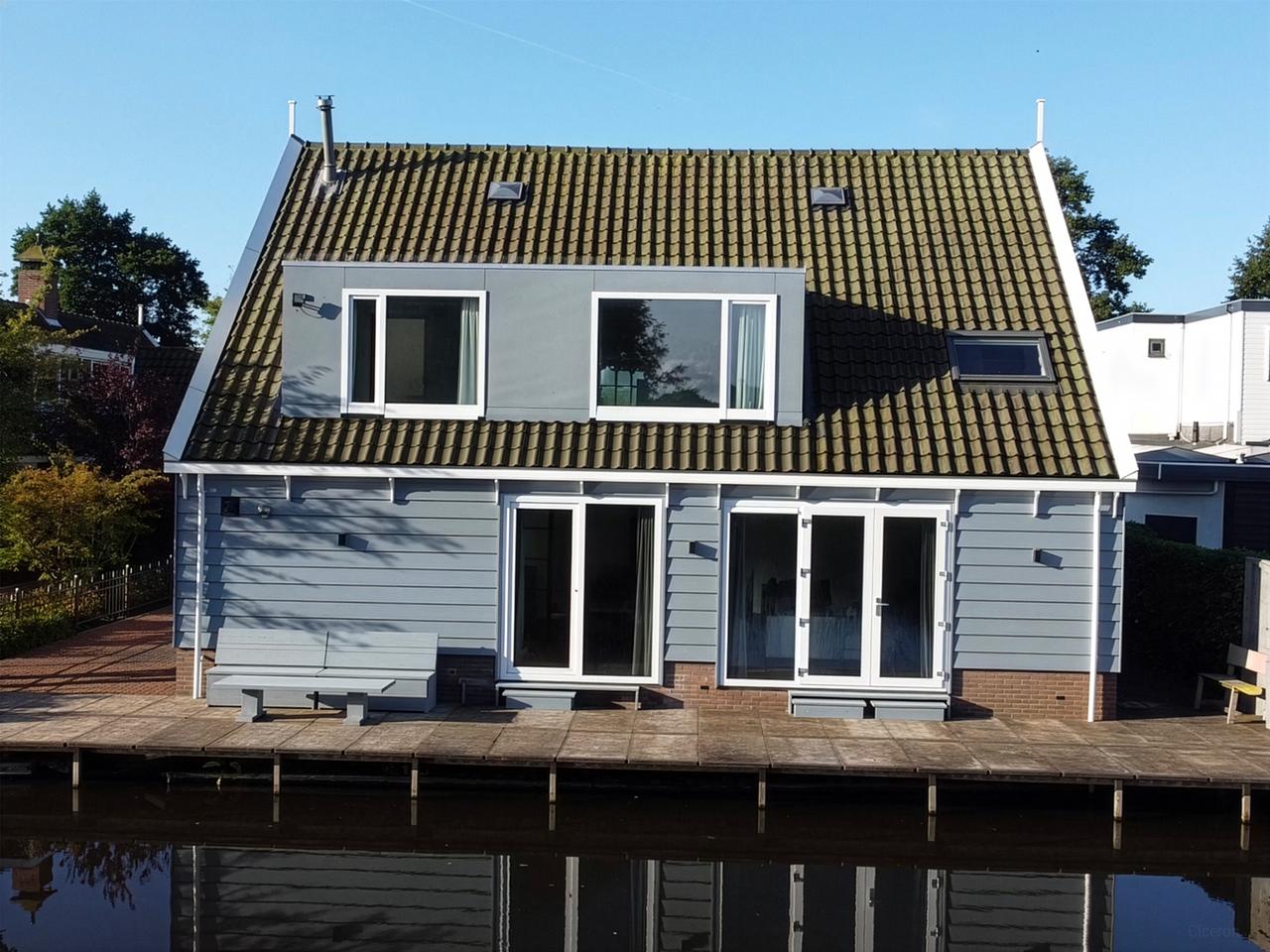 Detached Waterfront Living in Amsterdam - Image 43