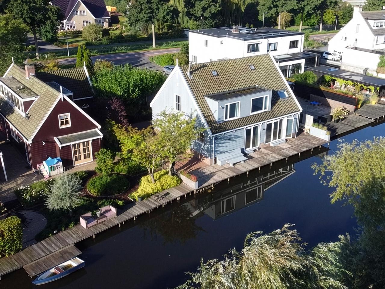 Detached Waterfront Living in Amsterdam - Image 44